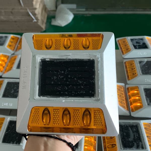 <h3>Synchronous flashing solar road stud for airport</h3>
